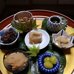 よし町 - 前菜。（中央）☆身巻き唐墨、（右上から時計回り）○つるむらさきと紫蘇の身の松前漬、○アケビ味噌、揚げ銀杏、マスタケみぞれ和え、◎香茸牛すじ煮、胡麻塩ホウキタケ