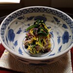 よし町 - 【箸休め】☆菊花酢浸し。２種の菊花に、春菊が彩りと異なる歯応えを添える