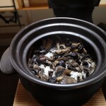 よし町 - ☆天然茸御飯。驚きの黒さ。量は多く、余ったら包んでくれます