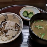 よし町 - 香の物の胡瓜と甘くない大根べったら漬けもハイレベル