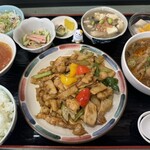 中国料理 頤和園 - イワエンセット　ご飯を小盛りにすると
      ミニミニ酸辣湯麺が付きます。
      そんなに小盛りでもないけど。