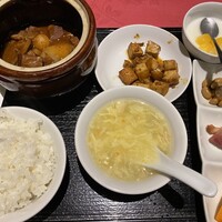 金香楼 - 豚バラ肉の特製タレ壺煮＋豆腐の挽肉煮込みランチ