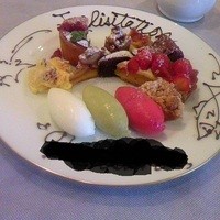 セヴレ39 - デザート：通常は奥のケーキ、写真は子供の合格祝いで全種類のデザート盛り合わせ。