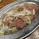 新時代 高円寺北口店 - 定番となって、白レバー刺し。低音調理とは思えない「生感」と、塩と胡麻油とニンニクの味付けに薬味のネギというシンプルさが美味さを増す！