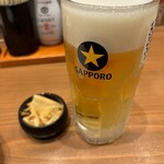 新時代 高円寺北口店 - まずは、お通しのメンマとビールで乾杯！