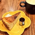 チーズケーキと彩りカレー Luna piena - バスクチーズケーキ。ホットコーヒー。