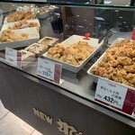 ニューミュンヘン - 商品ガラスケース。ムネの店員さん側がベコって減ってるのは、中身。が買ったから。