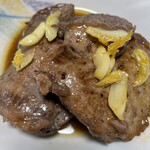 石塚魚店 - まぐろほほ肉、にんにくバター醤油ステーキ