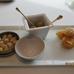 CROWN - 食前のアミューズ・ブーシュ
      （オリーブ・ナッツ・小さなパンケーキ）