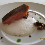 CROWN - スコットランド産のサーモン“ラベル・ルージュ”の自家製マリネを優しく火入れし 
      
      白インゲン豆とトランペット茸のフリカッセ パセリのオイルとラールフュメのエミュルション
      