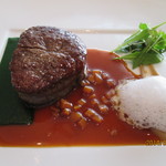 CROWN - 北海道産牛フィレ肉のポワレ シャティーニュのムースリーヌとノワゼットのロースト 
      
      ほうれん草の温かいジュレ セップ茸の香るジュドヴィアンド
      
