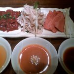 焼肉×もつ鍋 二子玉川 蔵月 - 刺し盛り3種 左から、レバ刺し、白センマイ刺し、ハツ刺し。