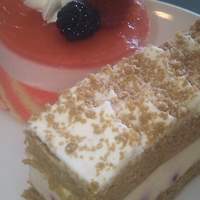 アマンダ - スイーツです。　ベリー風味とカフェ風味のケーキを今回はいただきました。