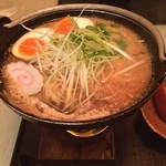 ひいらぎ - 昨晩の晩飯。
            
            大阪ラーメンラリーの「鉄鍋！あまから肉盛りらーめん」。
            
            鉄鍋に固形燃料で途中で冷めないようにしたラーメン。
            
            甘辛いスープに肉や水菜など。麺はちと太目で、煮込みにも耐えられるようにしてる模様…とは言え、だんだんスープが煮詰まってくるので、固形燃料に蓋をして消火出来るようにしてくれるともっと有難いんですが(>_<)。
            
            味はちょっとコッテリしつつも良いバランスではないかと。他のレギ