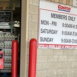 COSTCO - 左の赤い機械にメンバーカードをスキャンさせて入店