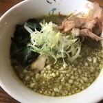 ラーメン イッケン - 緑色のスープですが、鰹節の香りが一番に来ます！