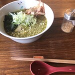 ラーメン イッケン - 11月の限定麺緑のたぬき1000円税込ドライガーリック付き。