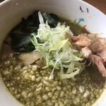 ラーメン イッケン - ネギがシャキシャキ！揚げ玉がトロトロです。下から豚バラチャーシューが現れます。