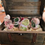 博多うずまき - 最初に野菜巻串のサンプル見せてくれます。