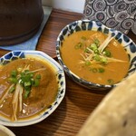 月と亀 - 左　鰯のつみれカレー　右　チキンカレー