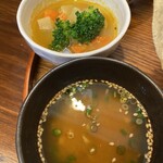 月と亀 - 上　野菜カレー　下　ラッサム