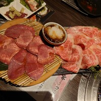 肉匠 牛虎 西中島店 - 塩タンとロースしゃぶ