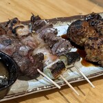 焼きもの家 慶 - 新しい試みか、ごま油が付いて来た。それはいいんだけどのこ乱雑な並びは頂けない