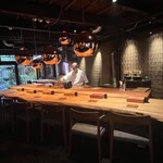 鶏匠 催 - 贅沢な空間のカウンター。中庭が見えて開放的