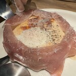 原価ビストロチーズプラス - 生ハム温玉シカゴピザ