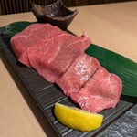 和牛A5雌牛と熟成牛舌 肉屋いちゆく - 熟成タンの塩焼き、焼きすき肉