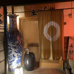 土びん - お店の入口に土びんがあります