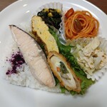 わくわく広場 豊田T-FACE店 - カップに入ったものおかずは、菜っ葉とコーンの和え物、鶏肉と玉ねぎのマスタードソース　あとは、ナポリタン、鶏肉にインゲン人参が入っているフライ、卵焼き、鮭、レタスの下に、ご飯が入っています。