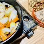 みよ田 - 【とうじそば】左：野菜が入った鍋。右:そば