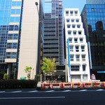Aoyama Tajimaya - 外観。中央のビルの１F路面店です。