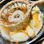 みよ田 松本伊勢町店 - 【とうじかご】を使い、蕎麦を「しゃぶしゃぶ」に