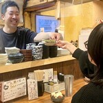 焼き鳥と油そば 大森屋 - 気さくなスタッフとの会話をお楽しみください