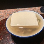 にるご - 大き過ぎそうに見えますが、普通のご飯茶碗サイズなのでサラサラいけちゃいます。ご飯も豆腐も好みの分量に調節してもらえます