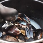 270137477 - ムール貝のバケツ蒸し