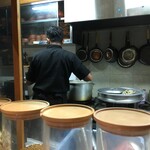 ケララキッチン - 忙しそうに大鍋からお皿へビリヤニを盛り付けるシェフ