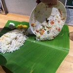 ケララキッチン - そのお皿を受け取ったオーナーさんがバナナリーフの上に盛り付けるビリヤニ版バケツリレー