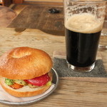 yugue - 焼やさいベーグル、ギネスビール(600円)