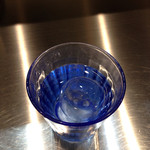 麺創研かなで 紅 - 丸い氷の入った水