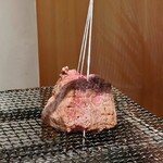 温石 - 知床牛のシンシンの登場です。これから小一時間、じっくりと炭火で炙ります