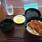 やらまいか亭 - うなぎ丼(遠景）