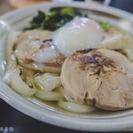ヨコクラうどん - 鶏チャー温玉トッピング掛けバージョン