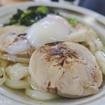 ヨコクラうどん - 鶏チャー温玉トッピング掛けバージョン