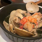 モンスターズテーブル - ハマグリの白ワインガーリック煮