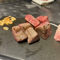 ニューオークラ - まずは外側を軽く焼かれる肉たち！
