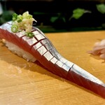 寿し辰 - みて！この美しさ♡
      静岡らしい銀皮のついた鰹♪脂の少ない鮮烈な赤身が静岡の鰹の特徴です♡(*´ω`*)ｳﾏ~