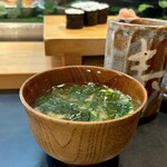 寿し辰 - 〆は女将さんのお味噌汁(*´ω`*)
      あおさ海苔たっぷりで染み渡ります♡